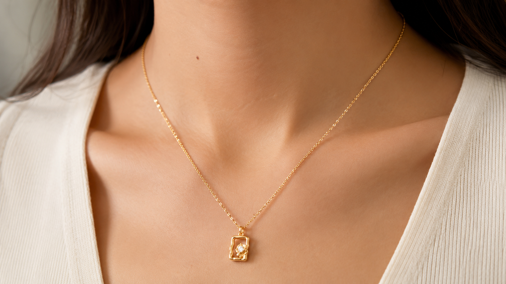 Gold Sparkling Pendant Chain