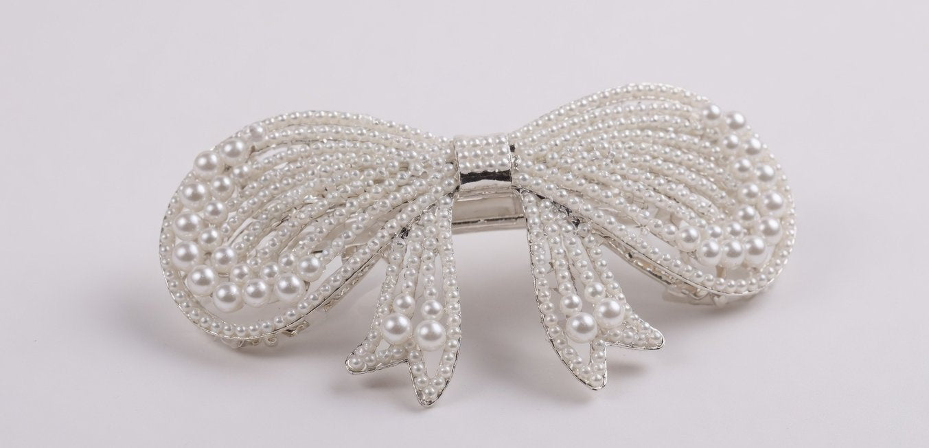 Pearl Bow Center Clip